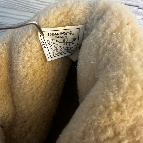 Size 11 women’s bearpaw boots worn maybe twice - Picture 2 of 6